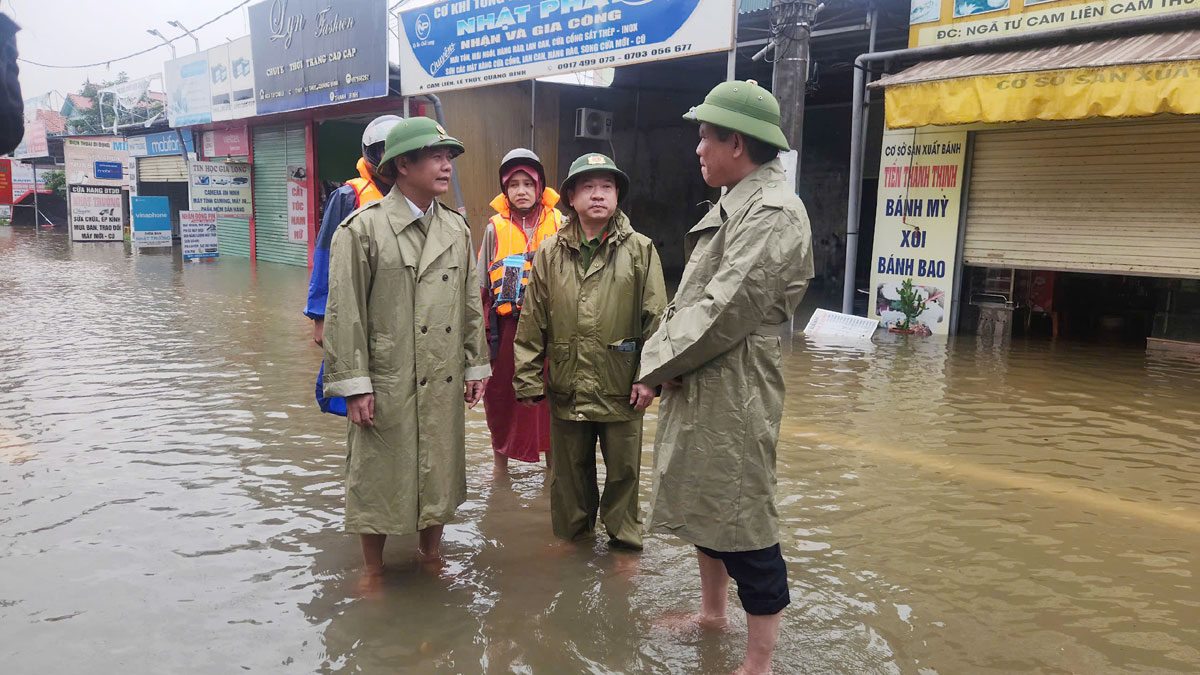 Chủ tịch UBND tỉnh Quảng Bình Trần Thắng thăm hỏi động việc lực lượng công an làm nhiệm vụ cứu hộ và phân luồng tại khu vực Ngã tư Cam Liên, huyện Lệ Thuỷ