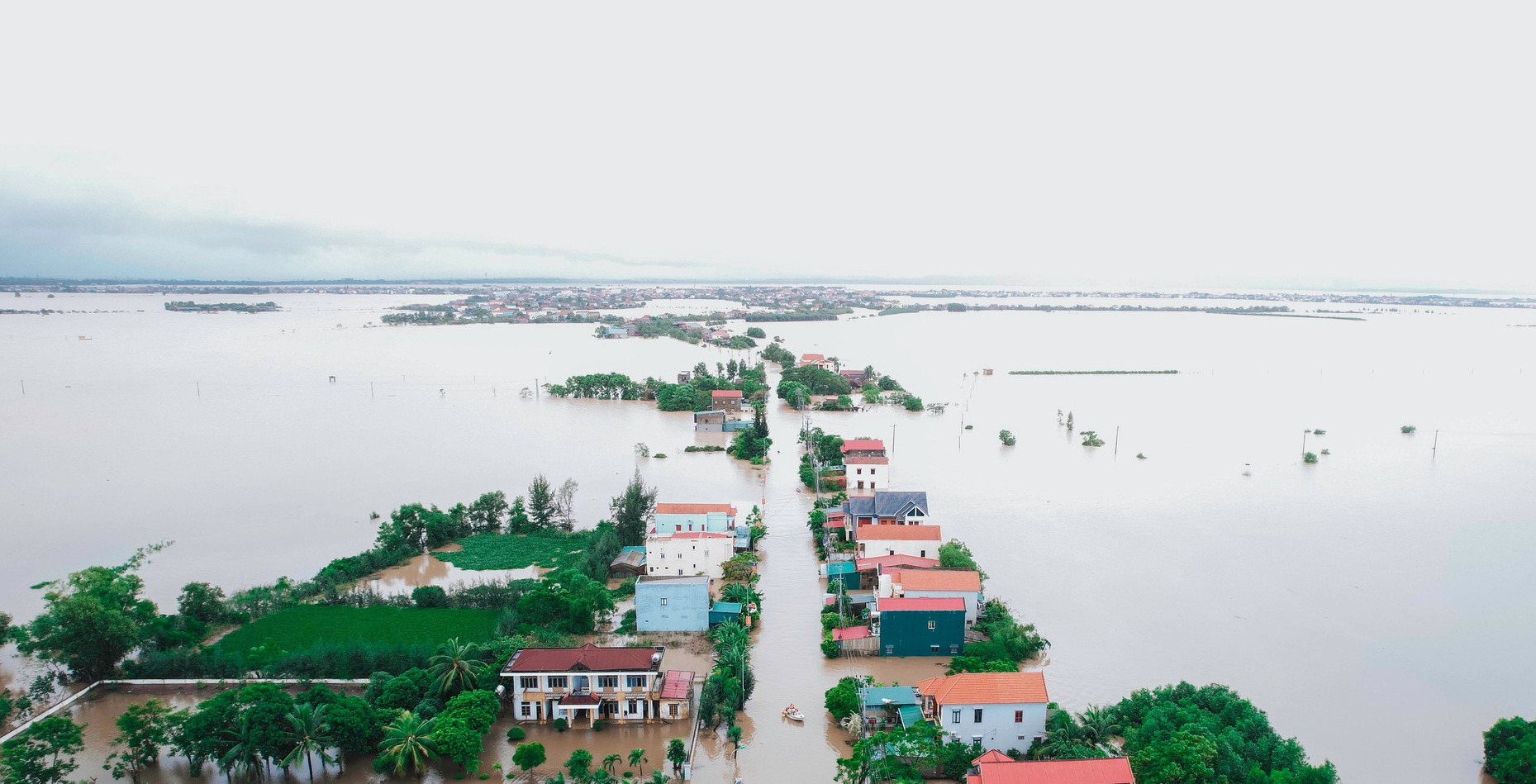 Ngập lụt gây chia cắt nhiều tuyến đường giao thông quan trọng tại tỉnh Quảng Bình