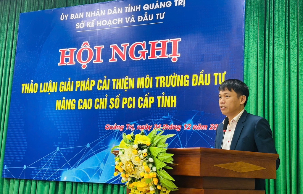 Đại diện Sở Tài nguyên và Môi trường Quảng Trị phát biểu tham luận tại Hội nghị