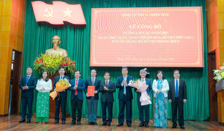 Lãnh đạo tỉnh Thừa Thiên Huế trao quyết định Thành lập Đảng bộ quận Thuận Hoá trực thuộc Đảng bộ Thành phố Huế (mới)