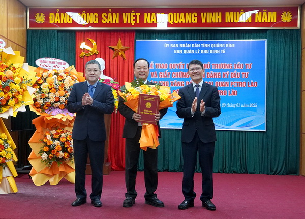 Phó chủ tịch UBND tỉnh Quảng Bình Phan Phong Phú (ngoài cùng trái ảnh) và đại diện lãnh đạo Ban Quản lý Khu kinh tế tỉnh tặng hoa chúc mừng Công ty TNHH Petro Lào 