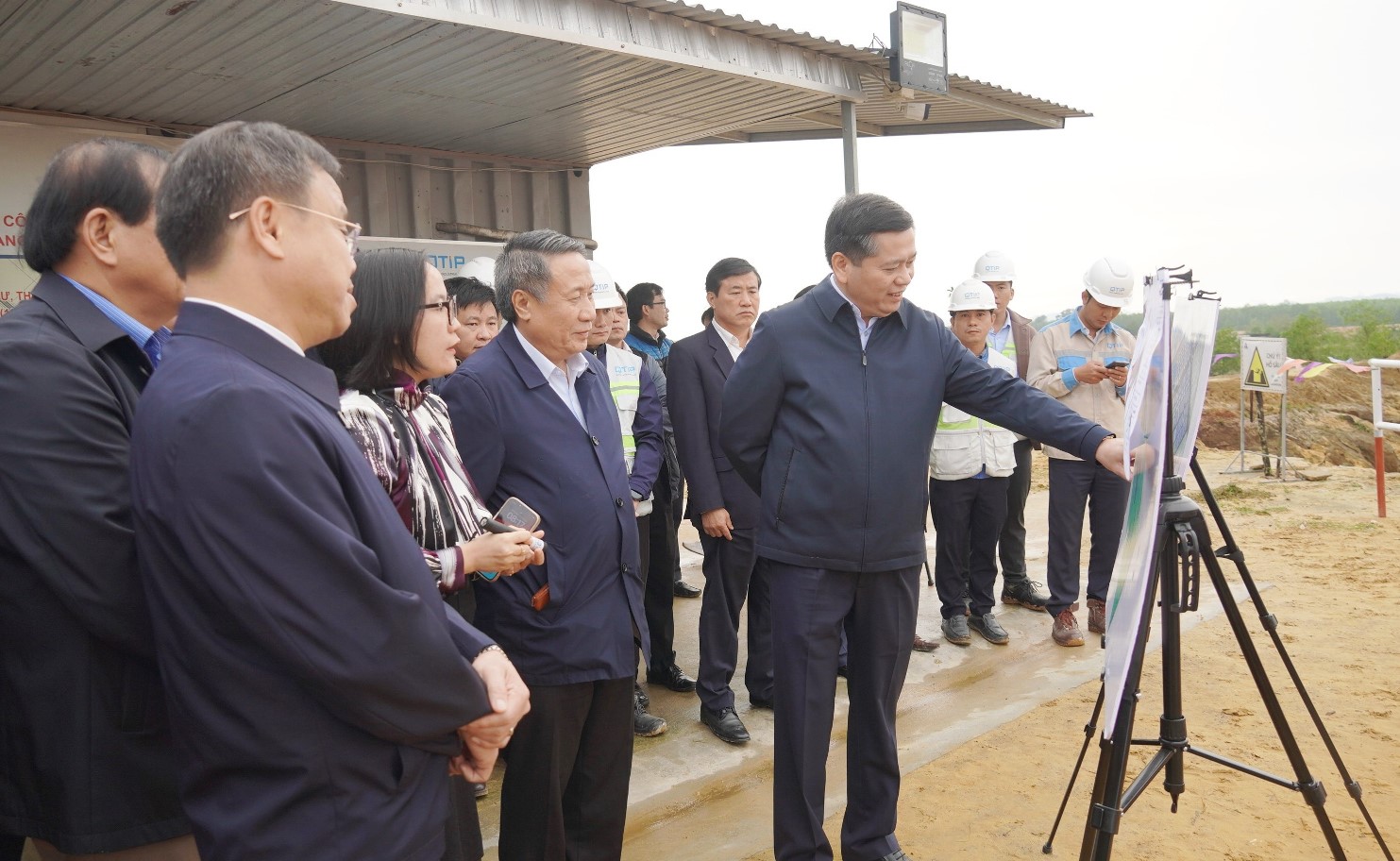 Bí thư Tỉnh uỷ Quảng Trị Nguyễn Long Hải nghe báo cáo tiến độ Dự án Khu công nghiệp Quảng Trị