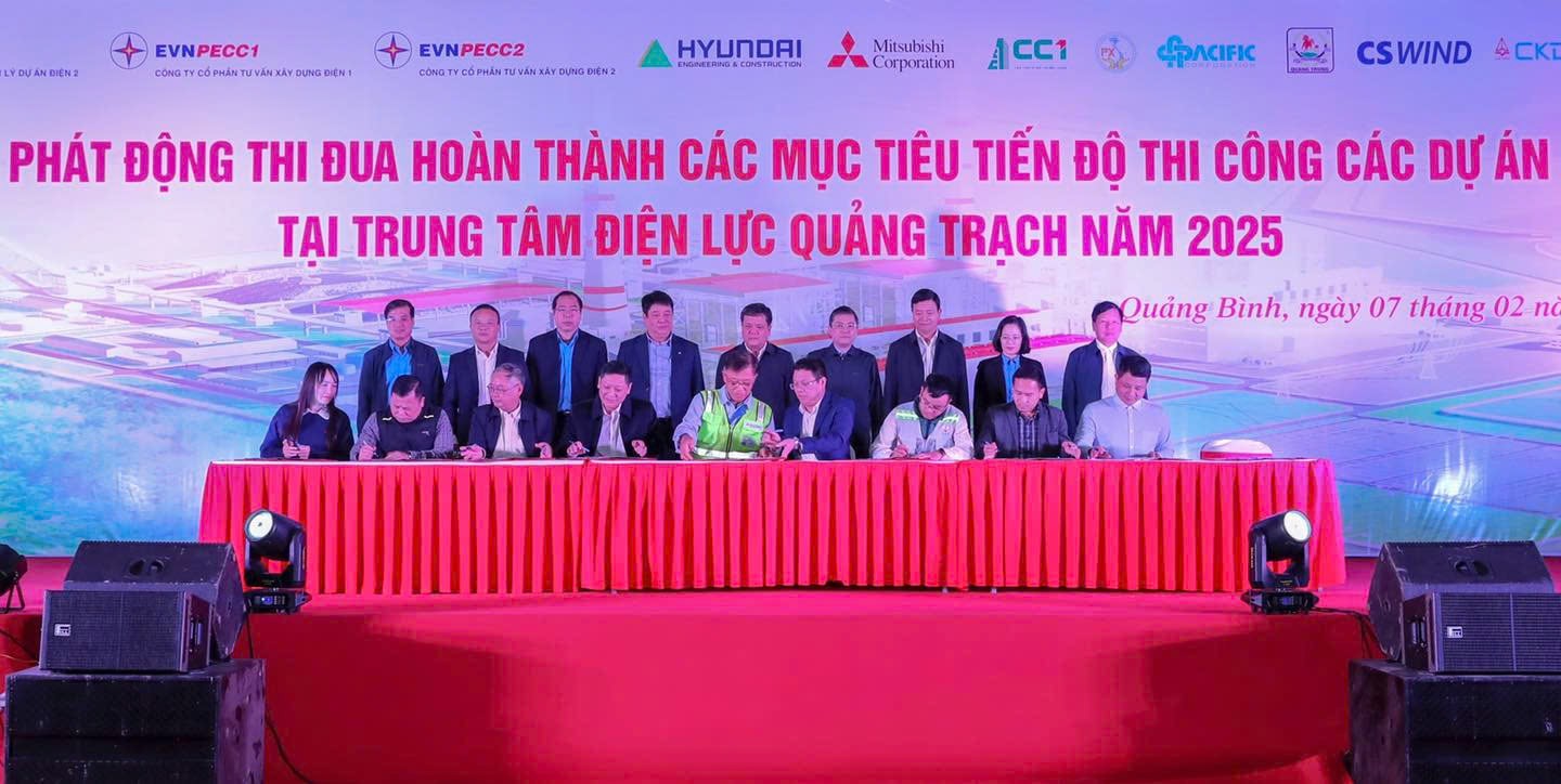 Đại diện các đơn vị ký cam kết thi đua hoàn thành mục tiêu tiến độ thi công các Dự án tại Trung tâm Điện lực Quảng Trạch năm 2025. Ảnh: EVN