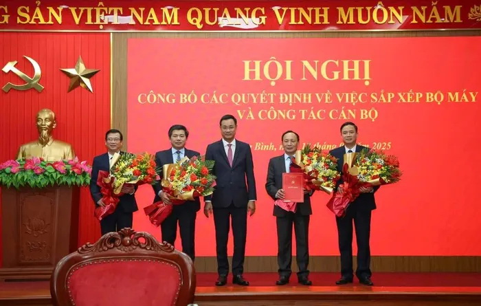 Bí thư Tỉnh ủy Quảng Bình Lê Ngọc Quang trao quyết định và tặng hoa chúc mừng Đảng bộ các cơ quan Đảng tỉnh.