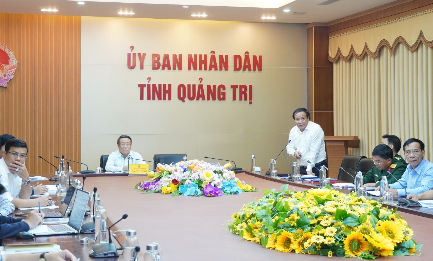 Ông Phạm Ngọc Minh, Trưởng Ban Quản lý Khu kinh tế tỉnh Quảng Trị báo cáo các nội dung liên quan tại cuộc họp