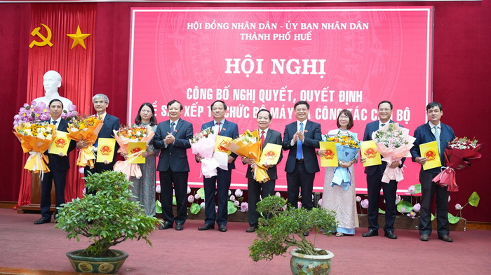Lãnh đạo TP. Huế trao các quyết định bổ nhiệm và tặng hoa các cán bộ lãnh đạo quản lý Sở tài chính