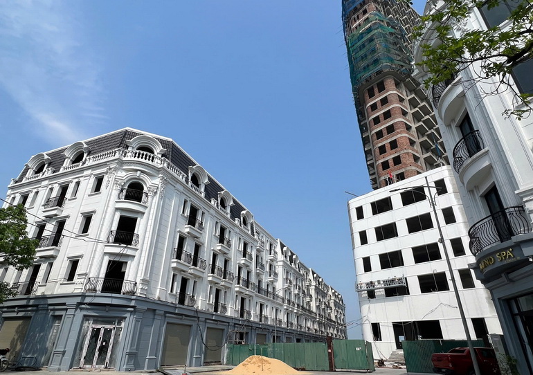 Dự án Tổ hợp nhà phố thương mại Shophouse kết hợp kinh doanh dịch vụ thương mại, khách sạn nghỉ dưỡng tại phường Đồng Hải, thành phố Đồng Hới đang được nhà đầu tư hoàn thiện
