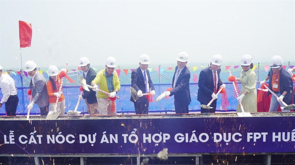 Các đại biểu thực hiện nghi thức cất nóc Dự án Tổ hợp giáo dục FPT Huế