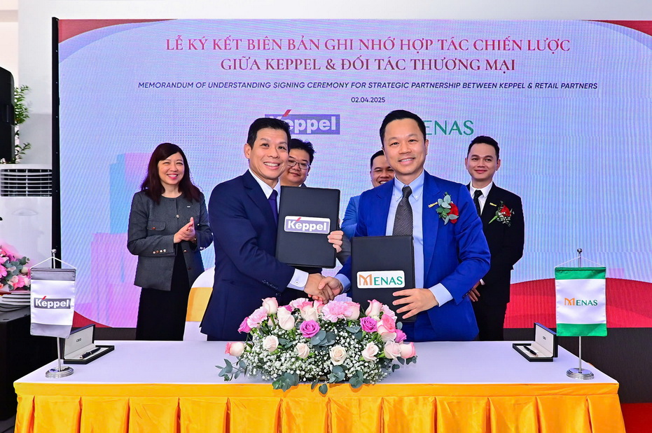 Ông Nguyễn Đức Quỳnh (bên phải) - Tổng Giám đốc Menas Group và ông Lee Leong Seng (bên trái) - Giám đốc Bộ phận Phát triển bất động sản Nhà ở, Khối bất động sản, Keppel Việt Nam ký kết hợp tác