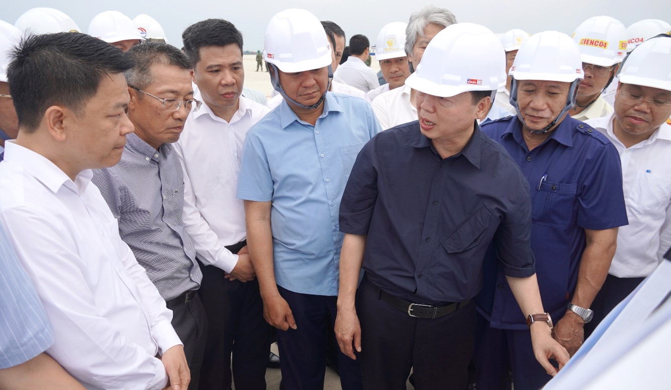 Phó Thủ tướng Chính phủ Trần Hồng Hà kiểm tra thực địa tại Dự án Cảng hàng không Quảng Trị