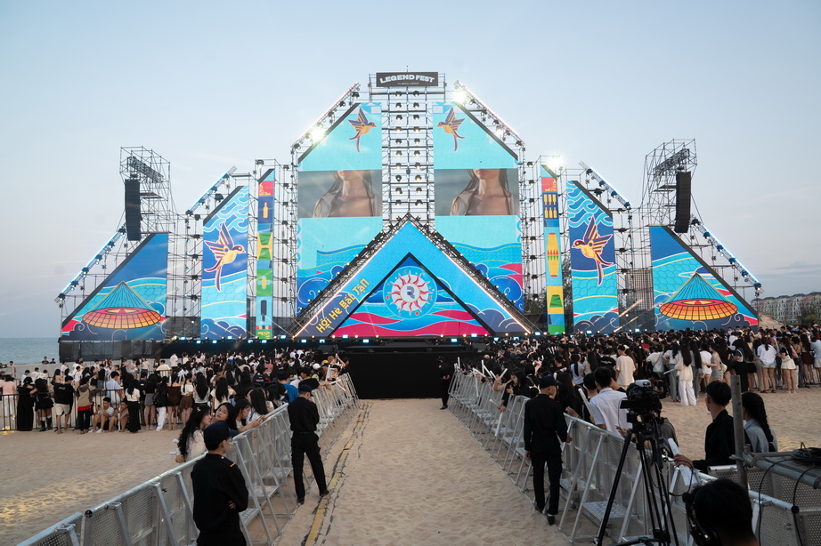 Chương trình biểu diễn nghệ thuật Legend Fest tại bán đảo Bảo Ninh, TP. Đồng Hới thu hút hàng nghìn lượt khách theo dõi