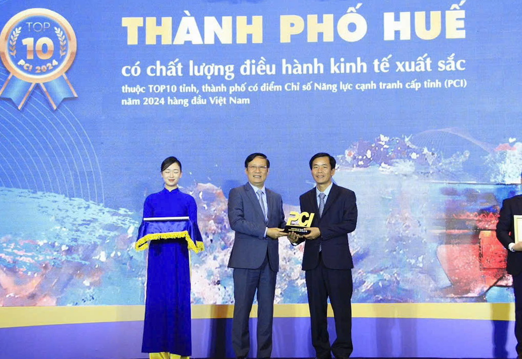Chủ tịch UBND thành phố Huế Nguyễn Văn Phương nhận huy hiệu chứng nhận tại lễ công bố