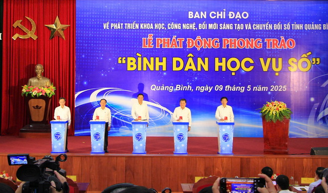 Lãnh đạo tỉnh Quảng Bình bấm nút phát động phong trào 