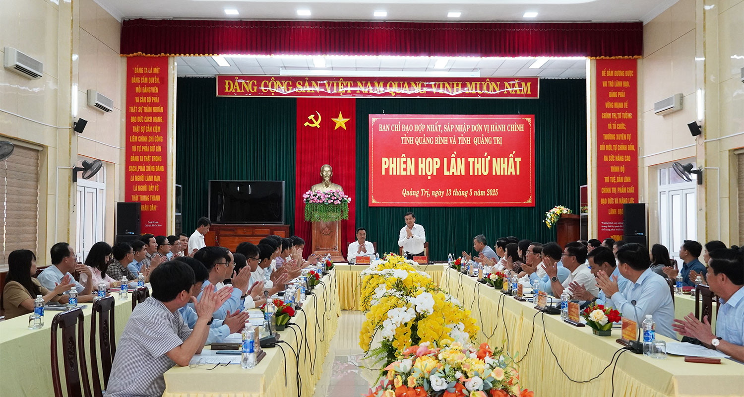 Ông Lê Ngọc Quang, Bí thư Tỉnh uỷ Quảng Bình và ông Nguyễn Long Hải, Bí thư Tỉnh uỷ Quảng Trị đồng chủ trì phiên họp. Ảnh: Mỹ Hạnh