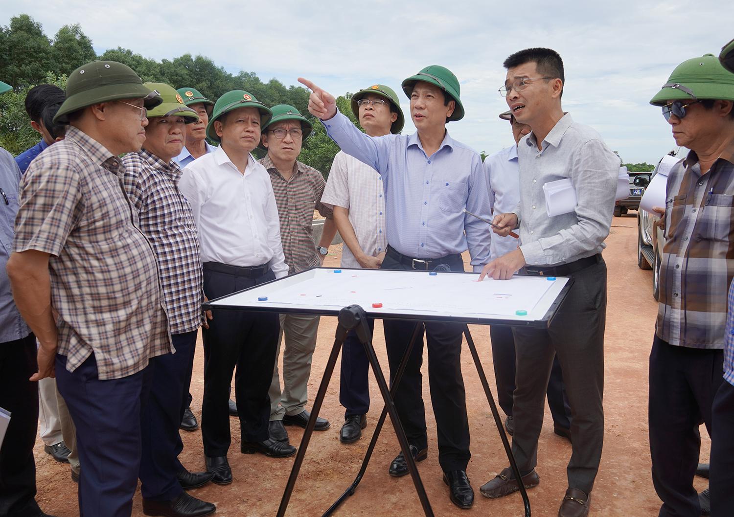 Quyền Chủ tịch UBND tỉnh Quảng Trị Hoàng Nam và Phó chủ tịch UBND tỉnh Quảng Trị nghe báo cáo tiến độ Dự án