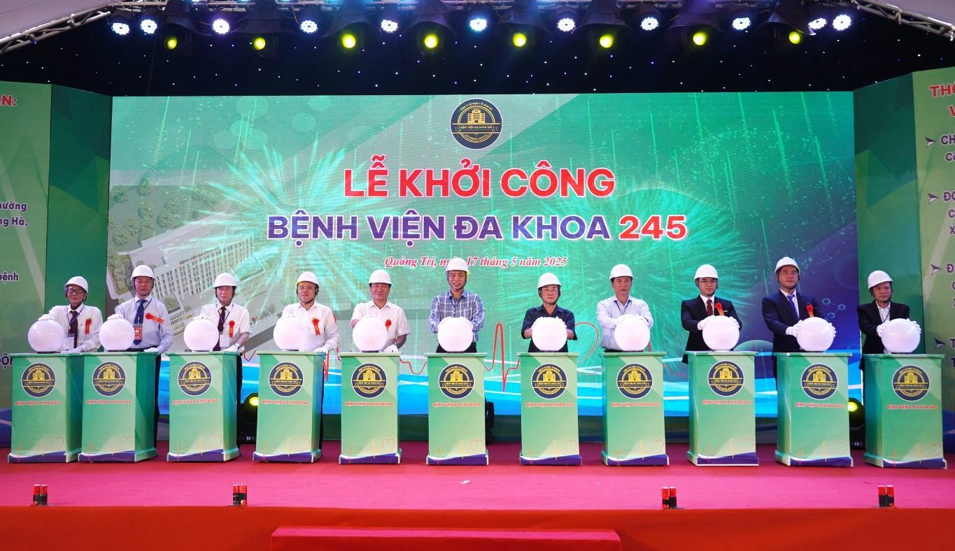 Các đại biểu làm lễ khởi công Dự án.