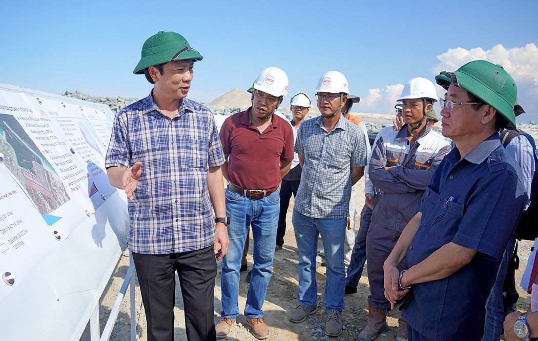 Quyền Chủ tịch UBND tỉnh Quảng Trị Hoàng Nam (thứ nhất, trái ảnh) nghe báo cáo tiến độ Dự án Khu bến cảng Mỹ Thủy