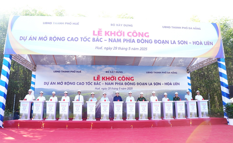 Các đại biểu làm lễ nhấn nút chính thức khởi công Dự án