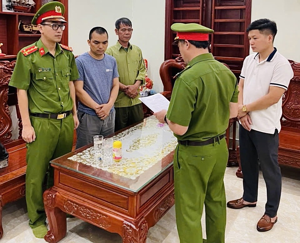 ơ quan Cảnh sát điều tra Công an tỉnh Quảng Bình tống đạt quyết định khởi tố, lệnh bắt tạm giam đối với Lê Thế Hải (áo phong xanh cổ tròn) – Giám đốc Công ty TNHH cung ứng nhân lực Win Group.