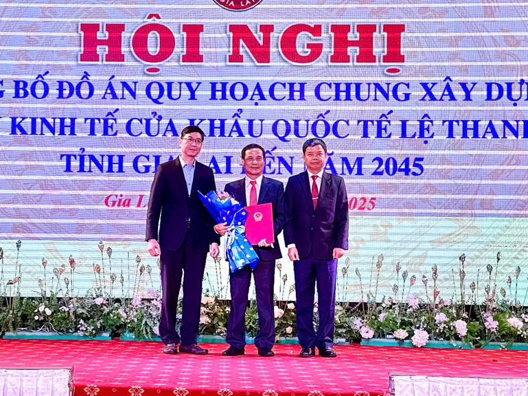 Cục phó Cục Đầu tư Nước ngoài Trương Minh và Phó Chủ tịch UBND tỉnh Nguyễn Hữu Quế trao Quyết định số 1074/QĐ-TTg của Thủ tướng Chính phủ về phê duyệt Đồ án Quy hoạch chung xây dựng Khu kinh tế cửa khẩu quốc tế Lệ Thanh, tỉnh Gia Lai. Ảnh: Linh Hoàng 