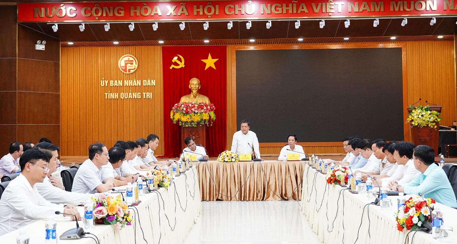 Chủ tịch UBND tỉnh Quảng Bình Trần Phong phát biểu tại buổi làm việc.