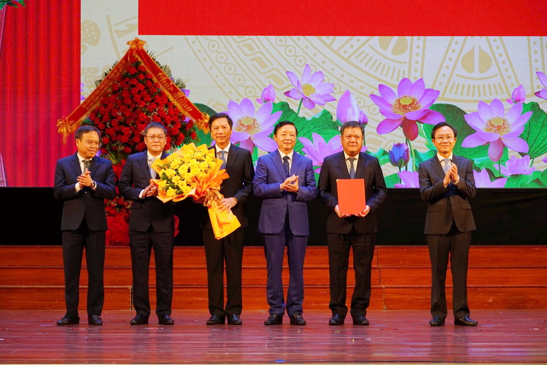 Phó Thủ tướng Chính phủ Trần Hồng Hà trao quyết đinh của Thủ tướng Chính phủ chỉ định chức danh lãnh đạo UBND tỉnh Quảng Trị. 