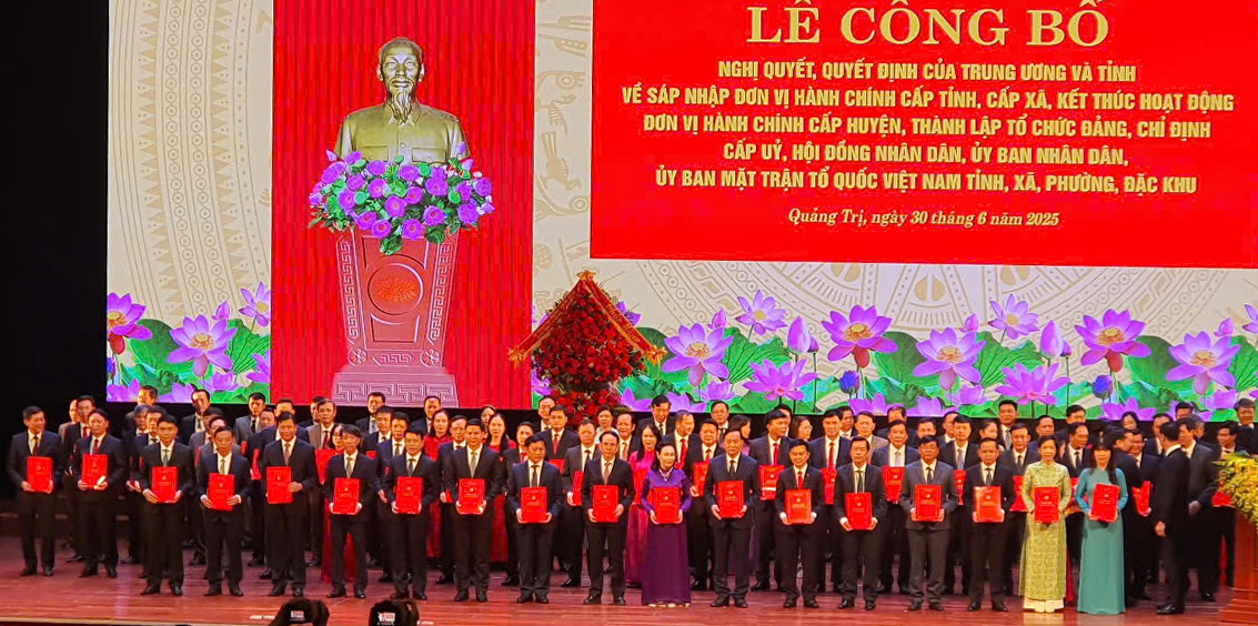 Lãnh đạo tỉnh Quảng Trị trao các quyết định chỉ định 78 Bí thư Đảng ủy xã, phường, đặc khu mới của tỉnh Quảng Trị