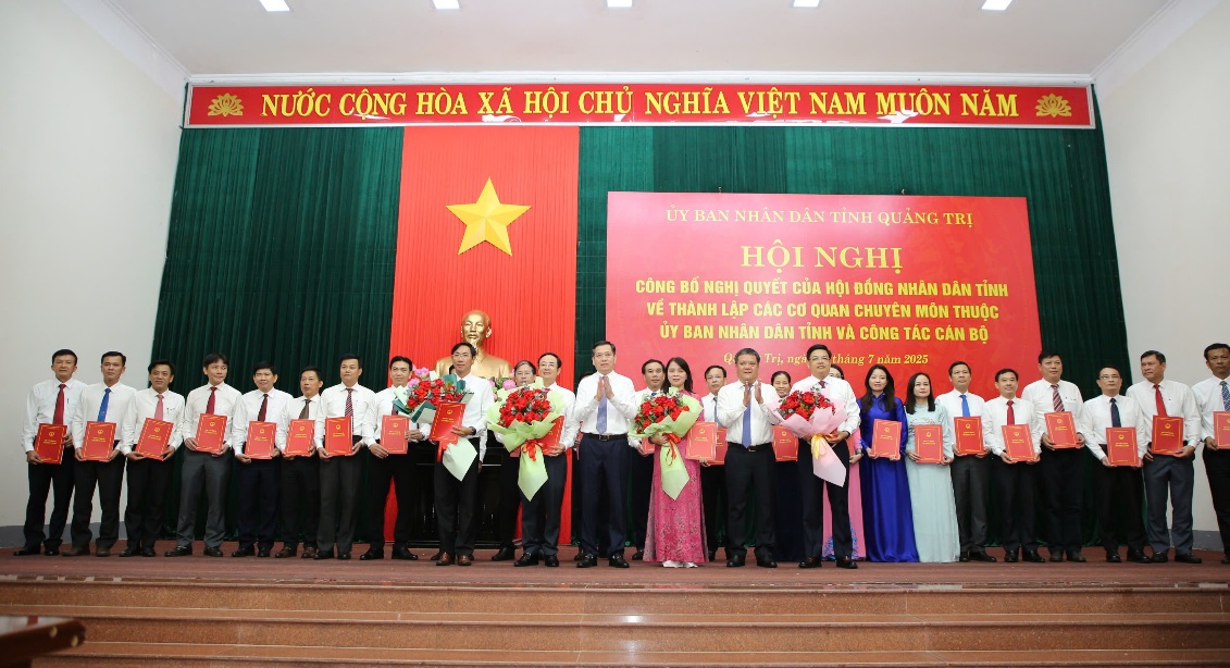 Lãnh đạo tỉnh Quảng Trị trao các quyết định bổ nhiệm lãnh đạo các sở, ngành tỉnh Quảng Trị. 