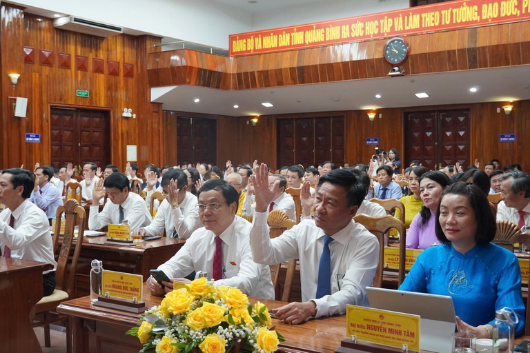Các đại biểu HĐND tỉnh Quảng Trị biểu quyết thông qua các Nghị quyết thành lập các Ban chuyên môn