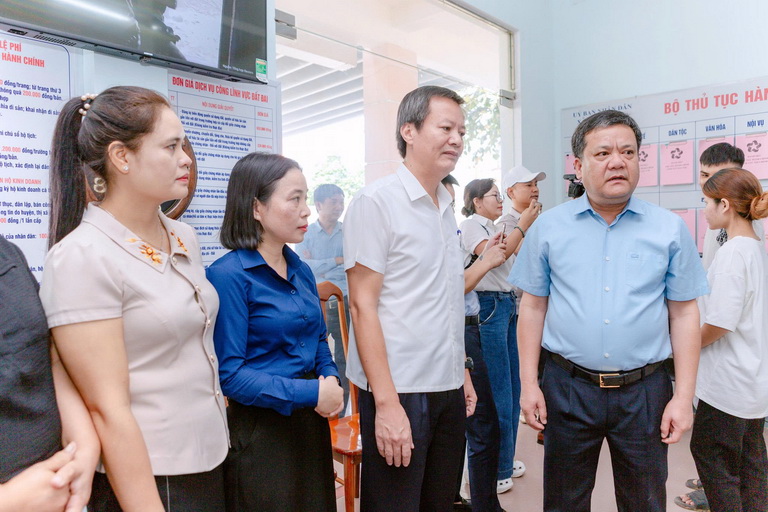 Chủ tịch UBND tỉnh Quảng Trị Trần Phong (thứ hai, phải ảnh) đi kiểm tra tại Trung tâm phục vụ hành chính công xã Hướng Hiệp