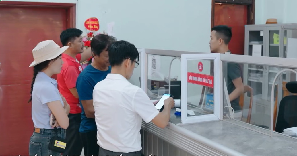 Người dân đến làm thủ tục hành chính tại Trung tâm phục vụ hành chính công xã Lệ Thuỷ, tỉnh Quảng Trị.