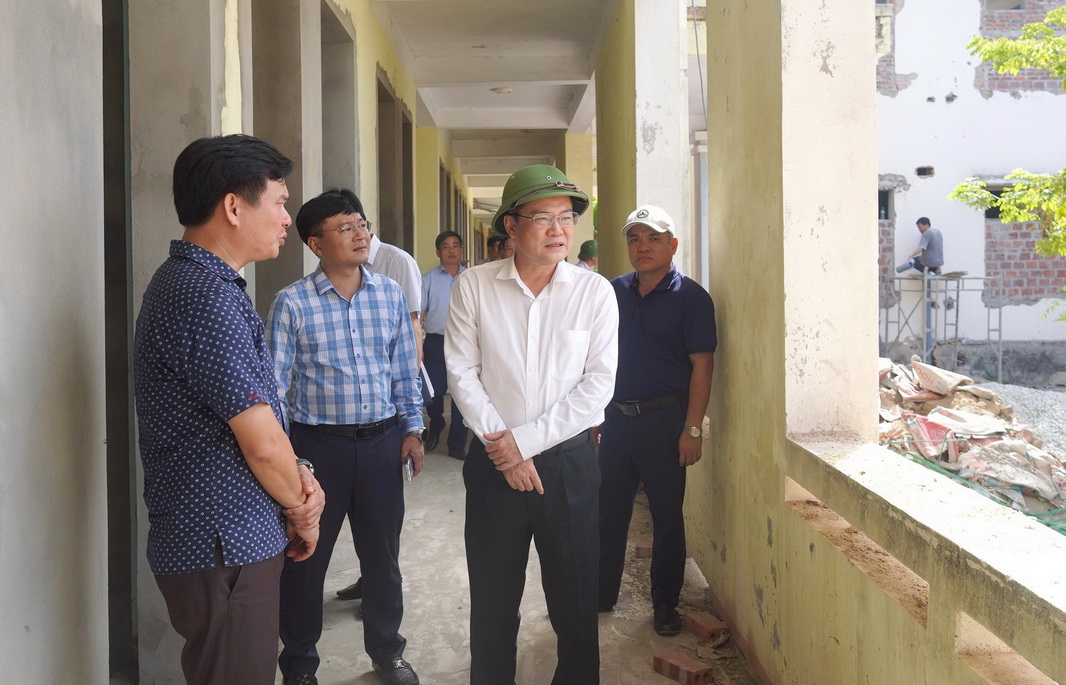 Phó chủ tịch UBND tỉnh Quảng Trị Phan Phong Phú (áo trắng) kiểm tra công tác cải tạo, sửa chữa cơ sở lưu trú tại Trung tâm Giáo dục thường xuyên Đồng Hới