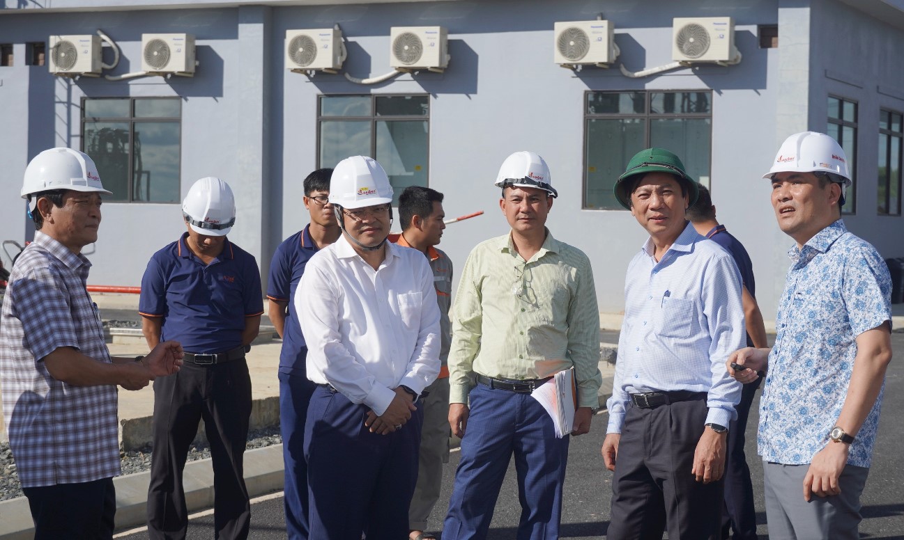 Phó Chủ tịch Thường trực UBND tỉnh Quảng Trị Hoàng Nam kiểm tra thực địa tại nhà máy điện gió Hải Anh