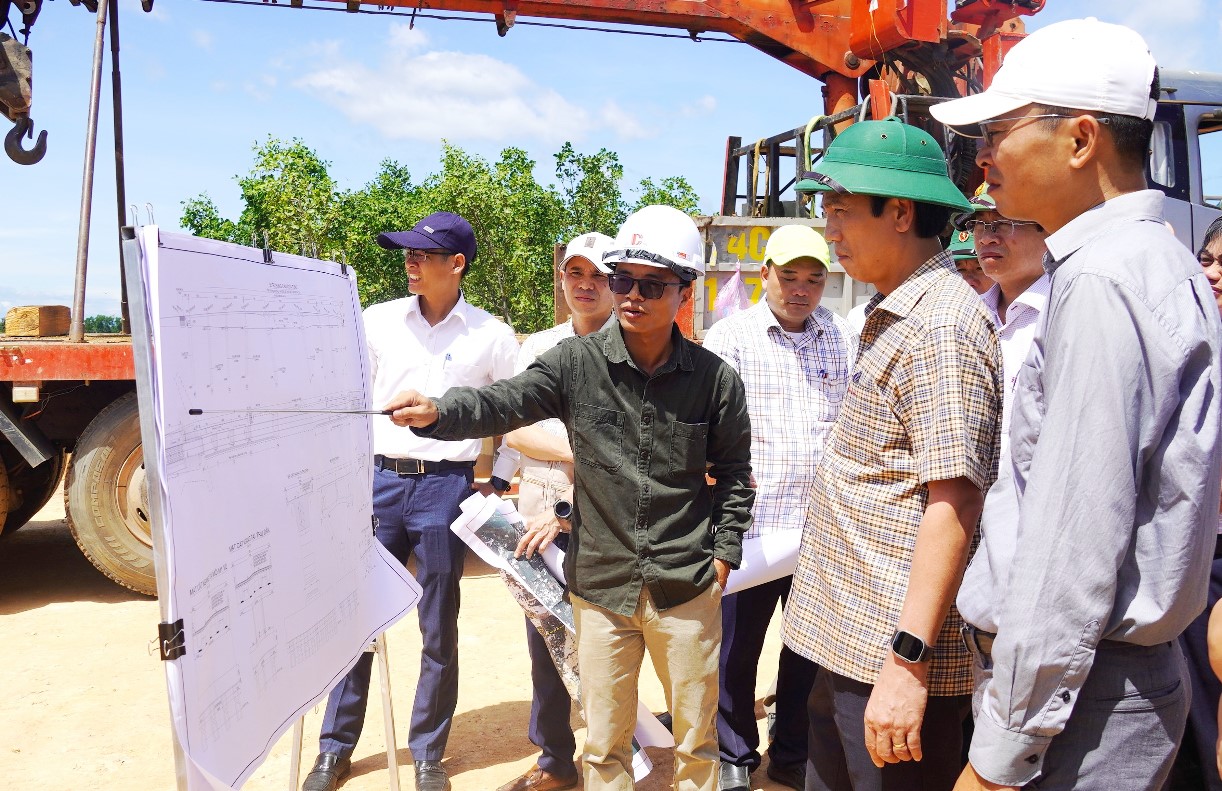 Phó chủ tịch Thường trực UBND tỉnh Quảng Trị Hoàng Nam kiểm tra tiến độ triển khai tuyến đường bộ ven biển đoạn tuyến qua khu vực cầu Cửa Tùng và Cửa Việt