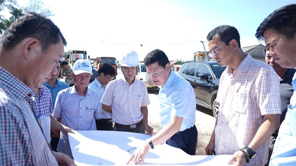 Phó chủ tịch UBND thành phố Huế Hoàng Hải Minh kiểm tra tiến độ và công tác giải phóng mặt bằng cầu Thuận An