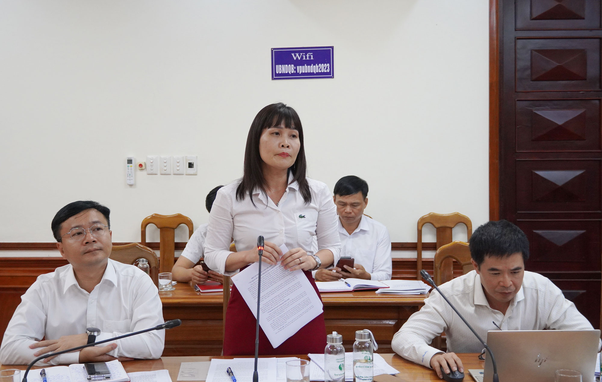 Bà Lê Thị Thương, Phó giám đốc Sở tài chính Quảng Trị nêu ý kiến tại buổi làm việc