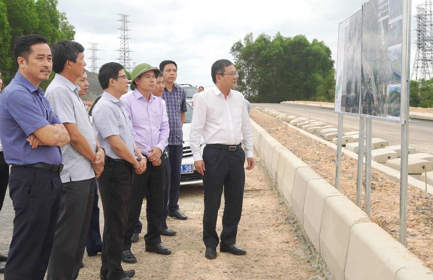 Phó Chủ tịch UBND tỉnh Quảng Trị Phan Phong Phú kiểm tra thực địa đồ án quy hoạch