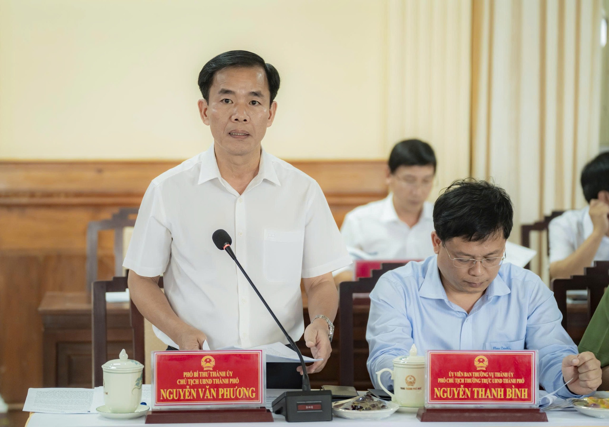 Chủ tịch UBND TP. Huế Nguyễn Văn Phương báo cáo về tình hình phát triển kinh tế xã hội TP. Huế 6 tháng đầu năm 2025