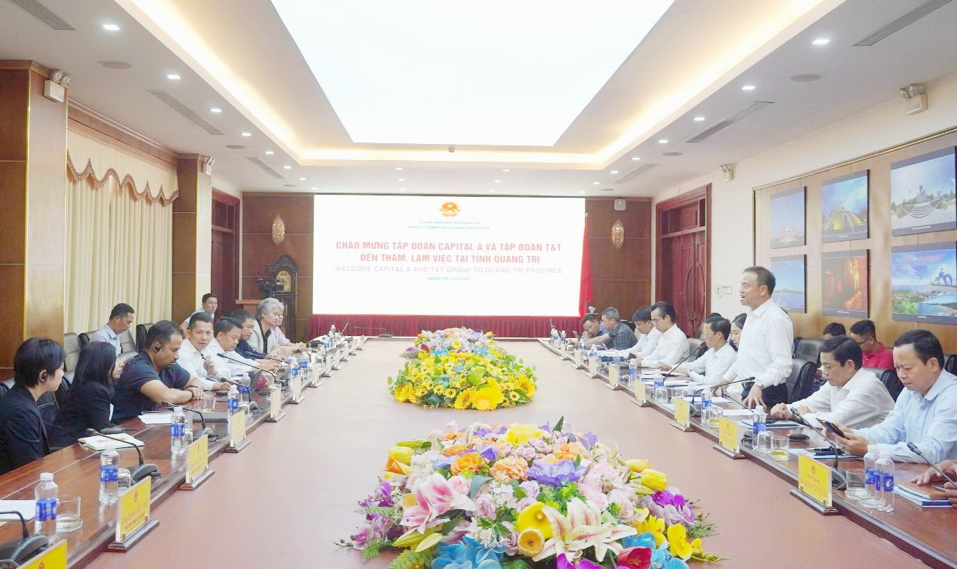 Phó chủ tịch UBND tỉnh Quảng Trị Lê Đức Tiến thông tin về các tiềm năng, thế mạnh của tỉnh với đại diện 2 nhà đầu tư