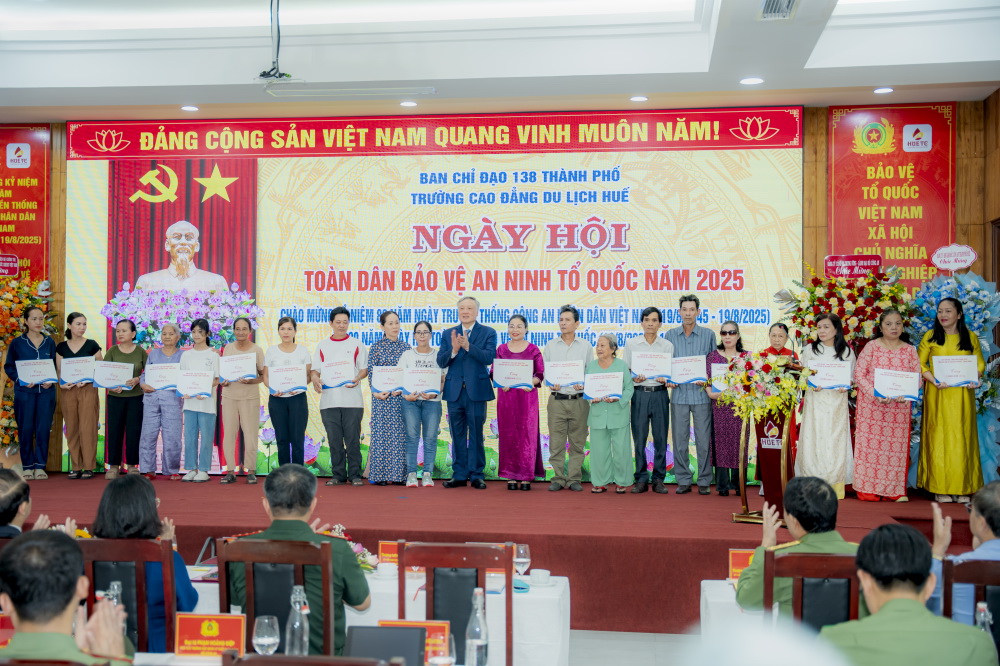 Phó thủ tướng Thường trực Chính phủ Nguyễn Hòa Bình trao tặng các phần quà cho các hộ gia đình có hoàn cảnh khó khăn