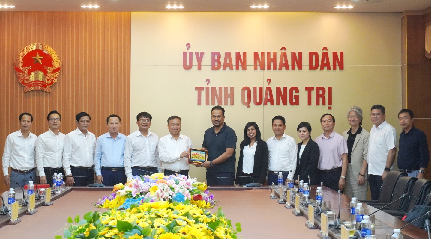 Phó chủ tịch UBND tỉnh Quảng Trị Lê Đức Tiến trao quà lưu niệm cho đại diện lãnh đạo Tập đoàn Capital A và Tập đoàn T&T.