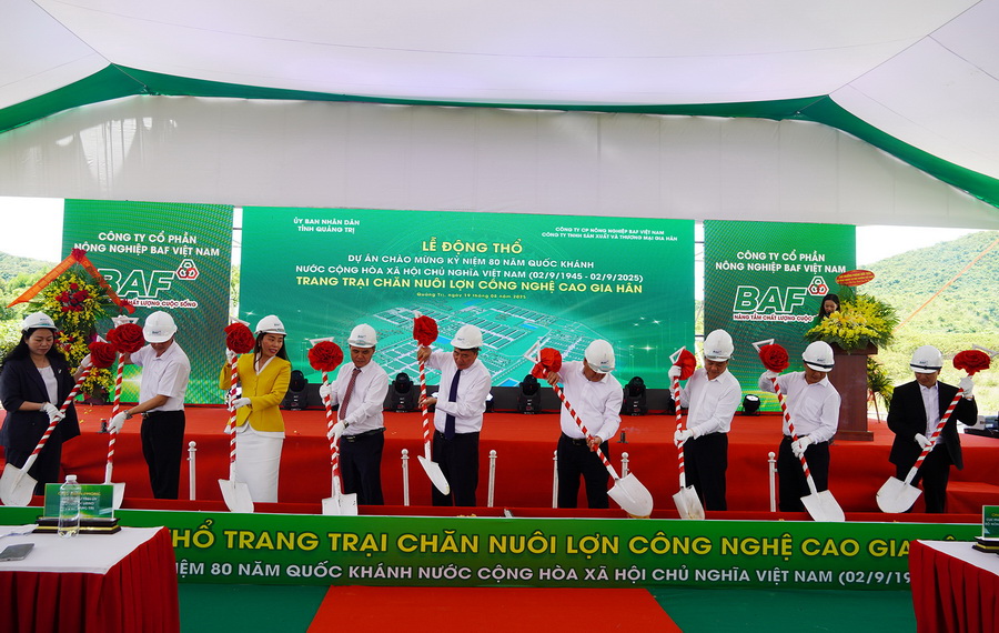 Các đại biểu thực hiện nghi thức động thổ Dự án