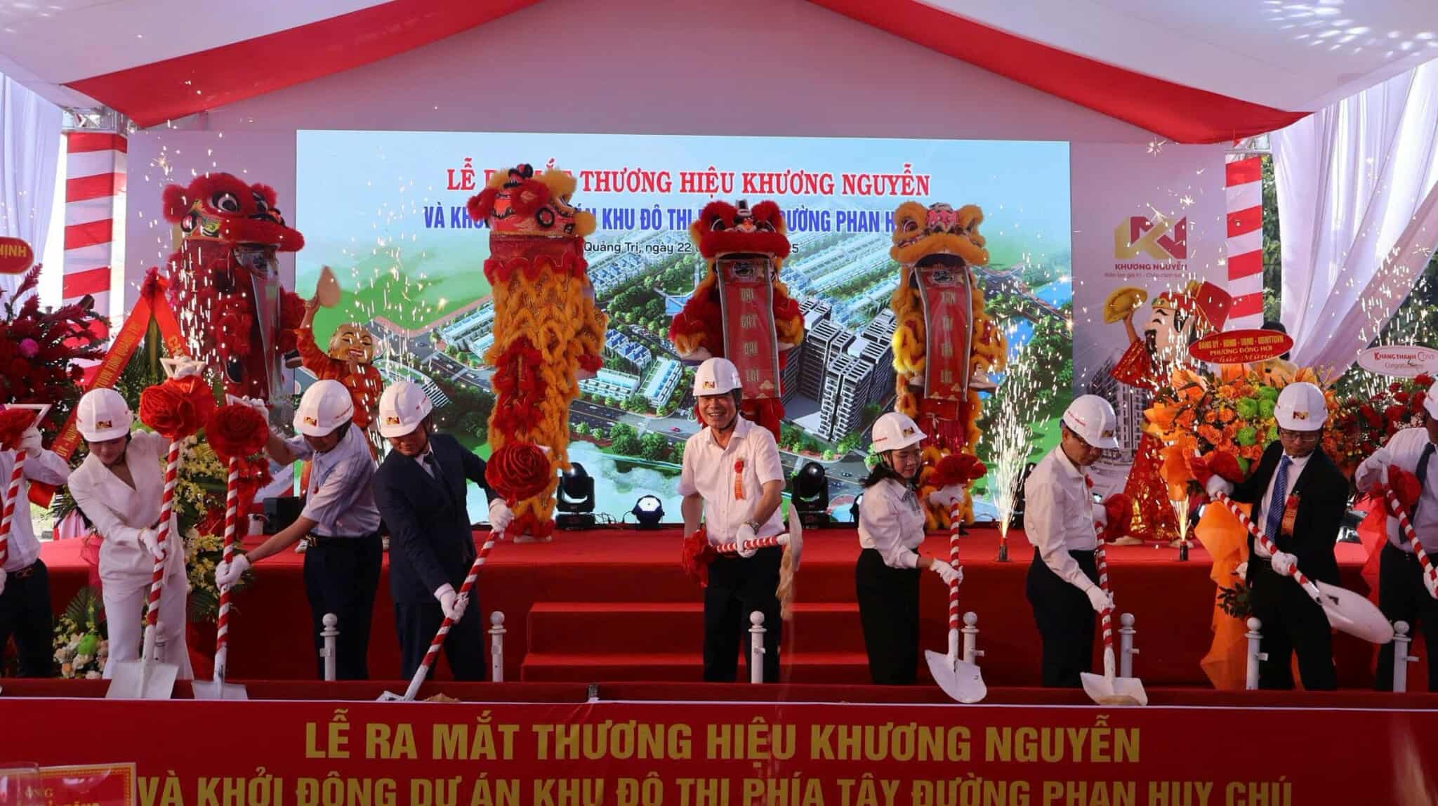 Các đại biểu thực hiện nghi thức khởi động Dự án 