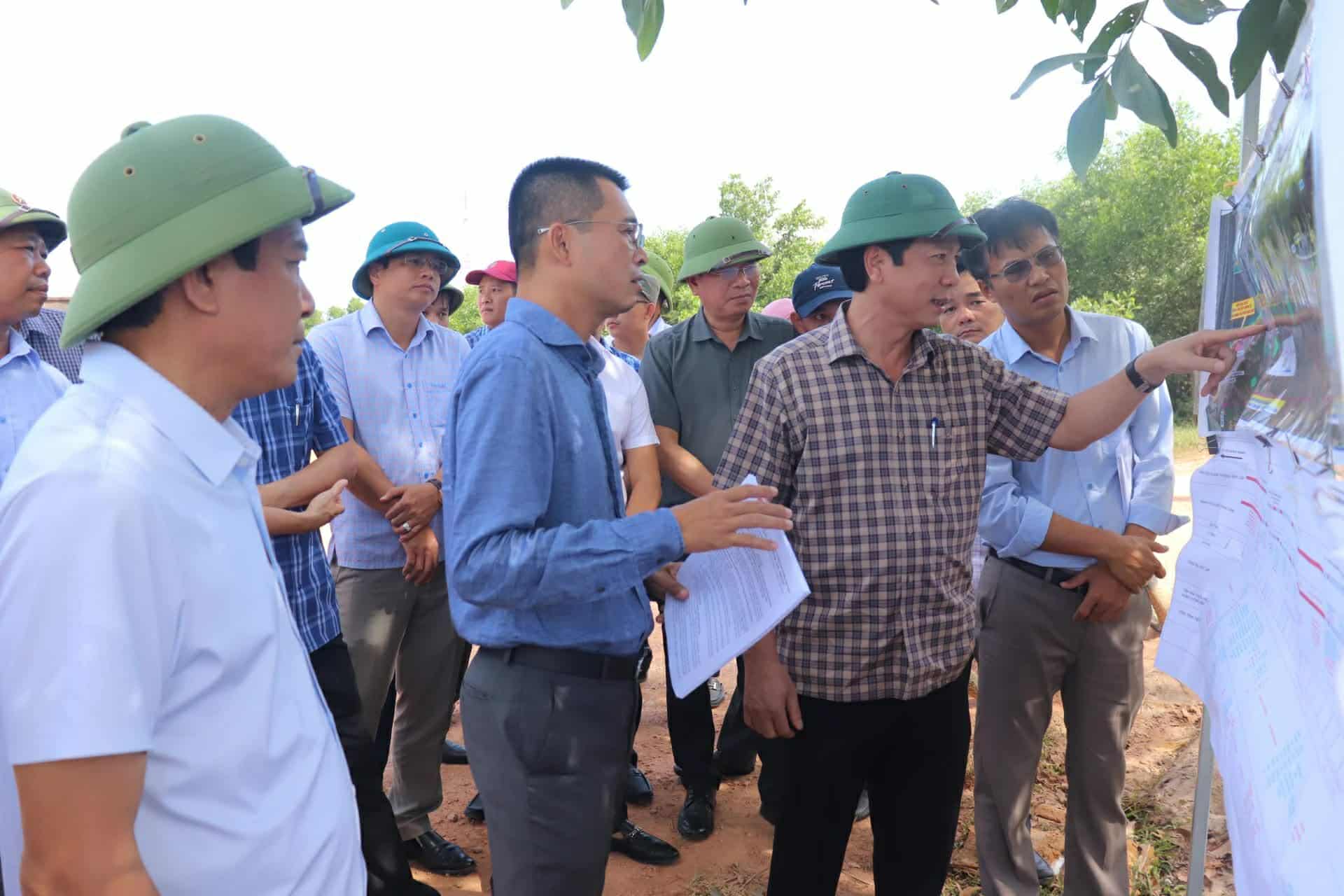 Phó chủ tịch UBND tỉnh Quảng Trị Hoàng Nam nghe báo cáo tiến độ 2 Dự án đường ven biển Quảng Trị. Ảnh: Trúc Phương 