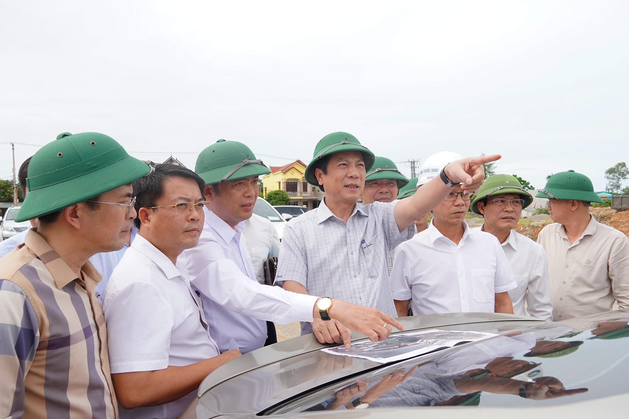 Phó chủ tịch Thường trực UBND tỉnh Quảng Trị Hoàng Nam trao đổi với BQLDA về tiến độ Dự án