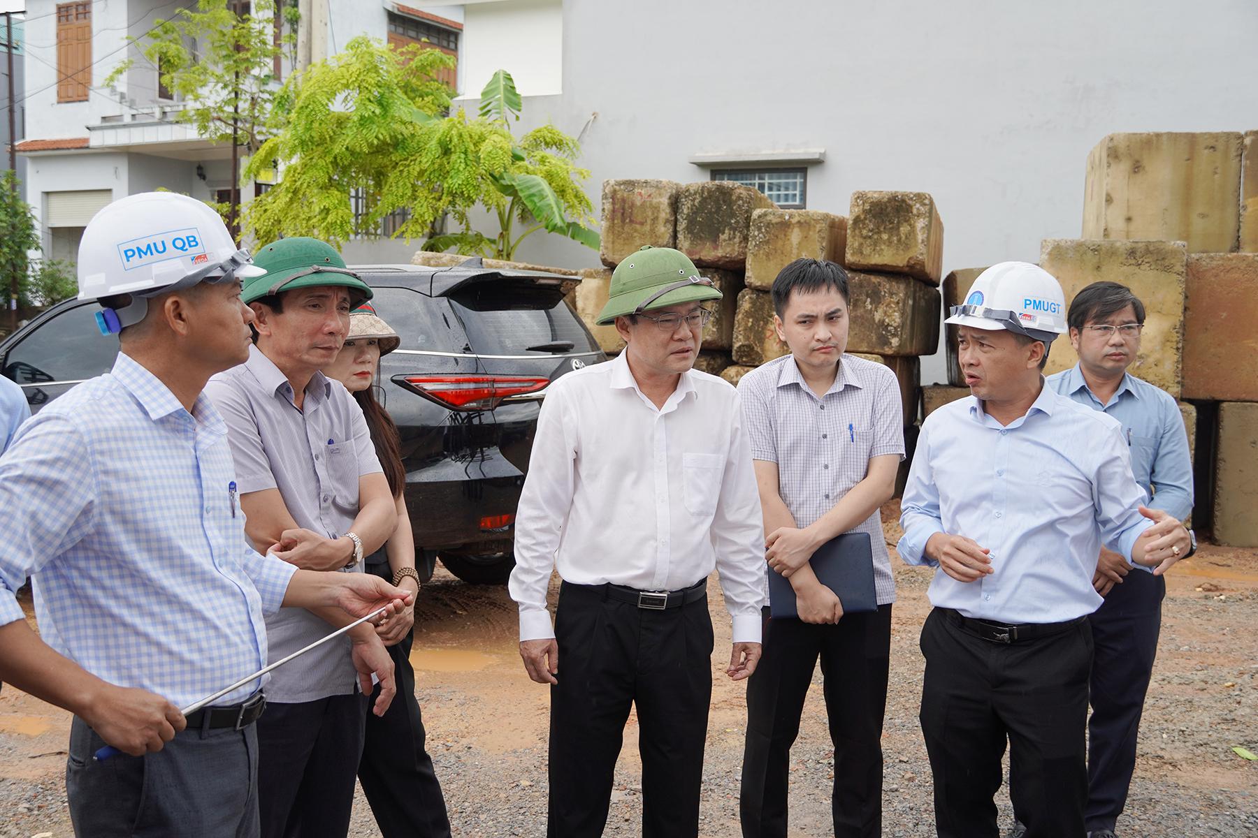 Phó chủ tịch UBND tỉnh Quảng Trị Phan Phong Phú nghe các đơn vị báo cáo để nắm tình hình