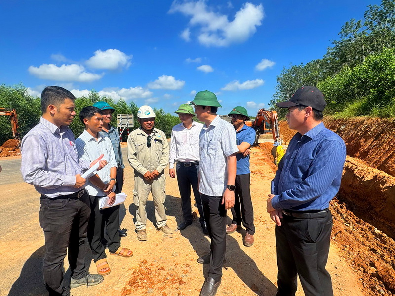 Phó chủ tịch Thường trực UBND tỉnh Quảng Trị Hoàng Nam (thứ ba, phải ảnh) kiểm tra các hạng mục đang thi công tại xã Bến Quan