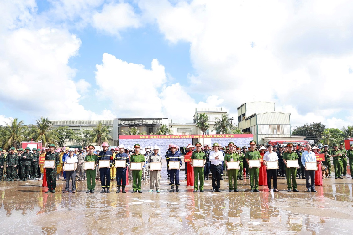 Lãnh đạo tỉnh Quảng Trị trao bằng khen cho các cá nhân, tập thể có thành tích trong buổi thực tập phương án chữa cháy và cứu nạn cứu hộ