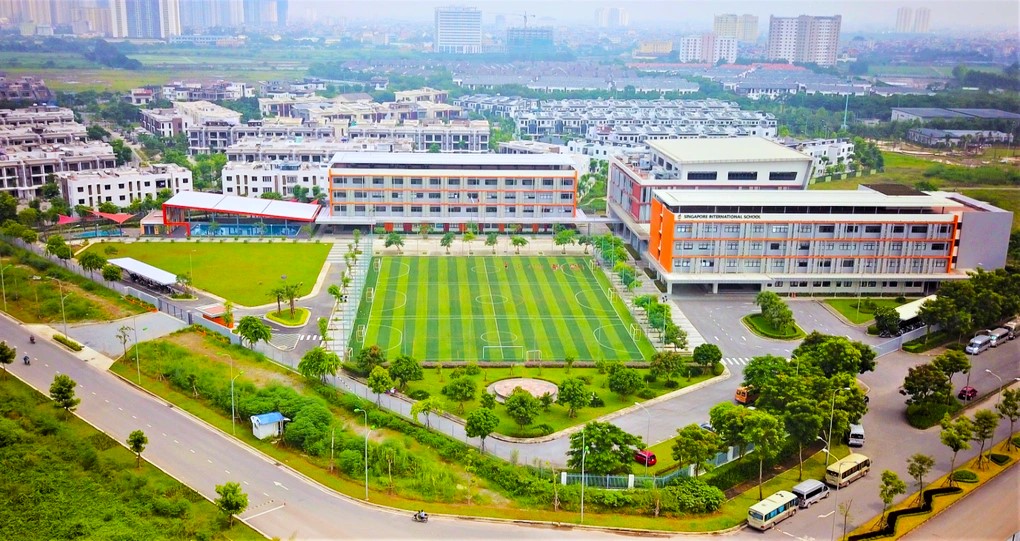 Regal Complex nằm ngay gần khu vực giáo dục quốc tế, cách trường KinderWorld Đà Nẵng, (Trường Quốc Tế Singapore tại Đà Nẵng) chưa đến 100m mang lại sự tiện lợi tối đa cho các gia đình có con em theo học tại ngôi trường danh giá này.