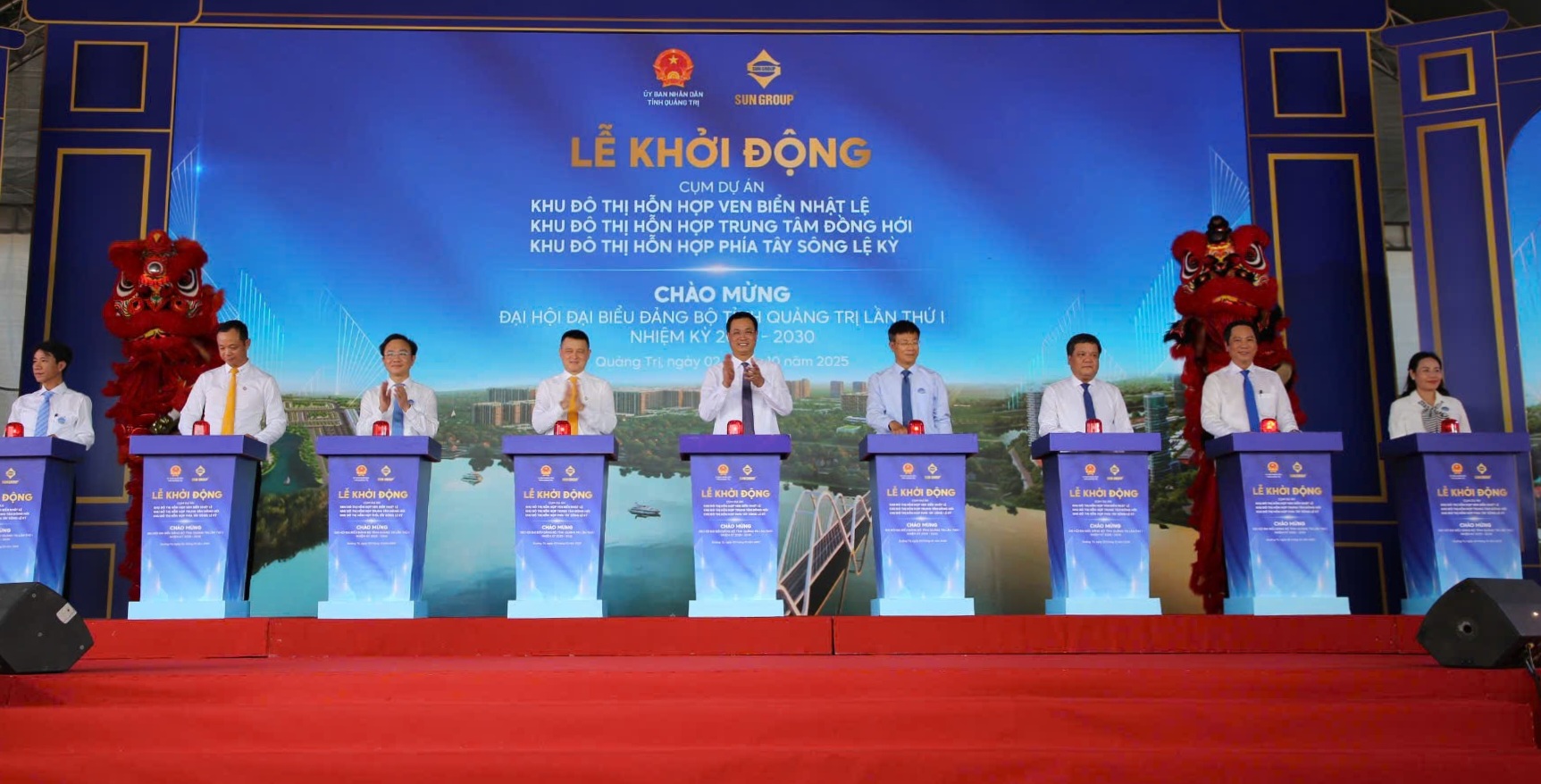 Các đại biểu nhấn nút làm lễ khởi động các Dự án 